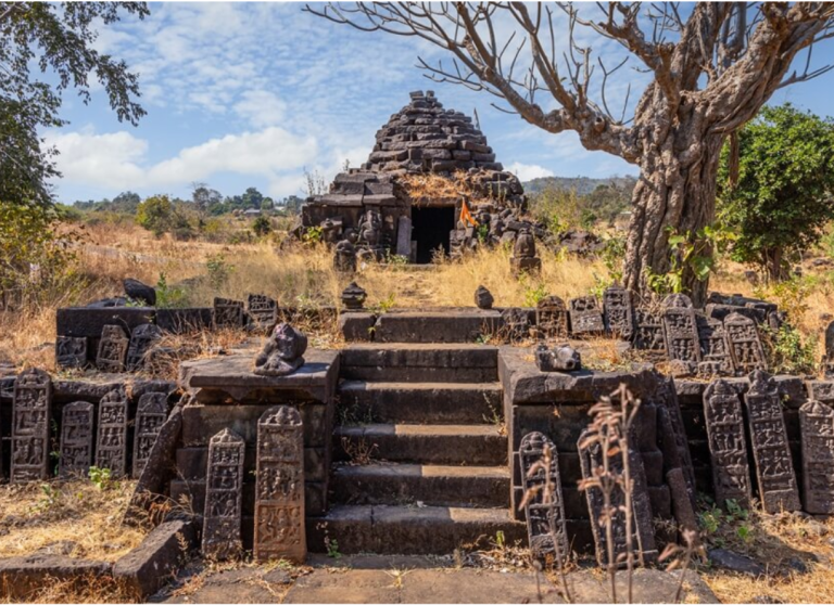 The Hemadpanti Shiva temple in Umbardi is a 1000-year-old temple known for its unique architectural style and historical significance,The hemadpanti Shiva temple is in collapsed state.
